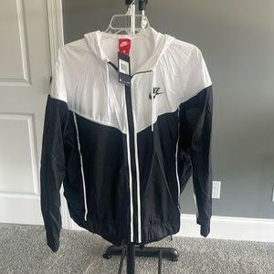 NWT Nike Women’s Windbreaker Jacket.  Black and White. Size:1X